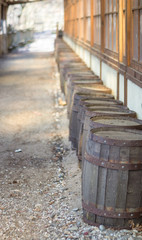 Naklejka premium wooden barrels along the wall