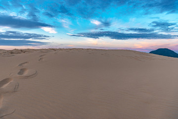 夕暮れの鳥取砂丘