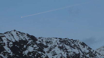 Aereo dietro al massiccio del Monte Bianco