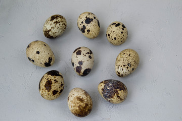 Obraz premium Eggs on a gray background. Easter. Congratulatory Easter background.