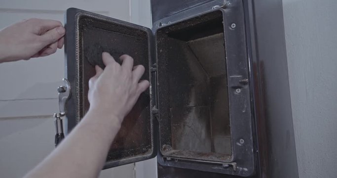 Cleaning fireplace glass door