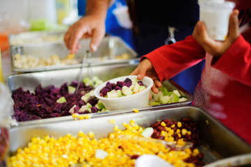 Social Problems of Poverty Helped by Feeding : Concepts problems of life the poor : Volunteers Share Food to the Poor to Relieve Hunger
