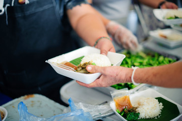 Social Problems of Poverty Helped by Feeding : Concepts problems of life the poor : Volunteers Share Food to the Poor to Relieve Hunger