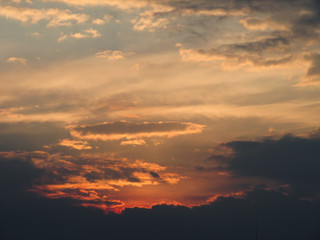 Atardecer Naranja Lleno De Nubes