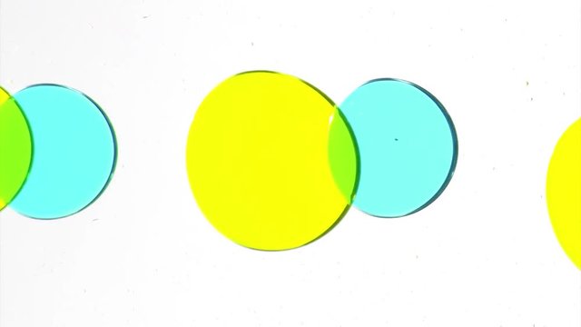 yellow and blue dots moving to the right