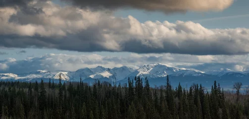 Foto op Plexiglas Mistig bos Kustbergen onder wolken - Telkwa Range