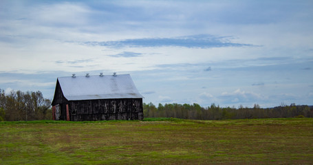 Fototapeta na wymiar Old Barn in the Country