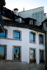 Fototapeta na wymiar Typical Parisian Building