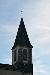 Fototapeta na wymiar Clocher de l'église du village de Laneplaa dans le Béarn dans les Pyrénées Atlantiques