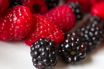 frutti di bosco more e lamponi