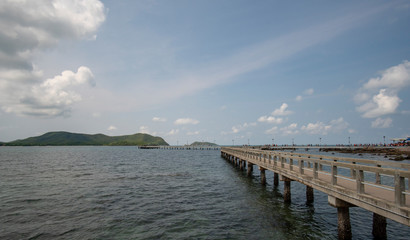 Obraz premium Afternoon atmosphere, bright sky of the bridge across the pier from Sattahip to Koh Kham and Samae San Island