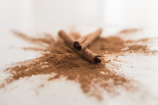Zimt Zimtstange Zimtstangen Gew&uuml;rz Gew&uuml;rze Zimtpulver Kochen Backen Indische K&uuml;che Braun Orange Rost S&uuml;&szlig; Aroma Aromatisch Chai Latte Tee Cinnamon