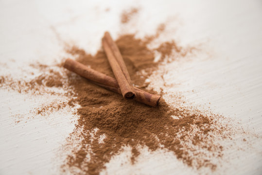 Zimt Zimtstange Zimtstangen Gew&uuml;rz Gew&uuml;rze Zimtpulver Kochen Backen Indische K&uuml;che Braun Orange Rost S&uuml;&szlig; Aroma Aromatisch Chai Latte Tee Cinnamon