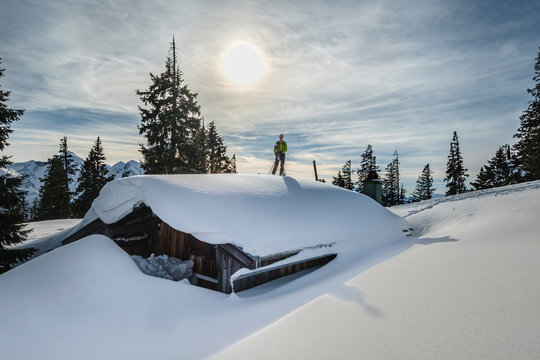 Germany, Chiemgau, Rauschberg, Inzell Kienberg, skier on wooden hut