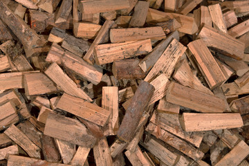 Gespaltene Brennholzscheite