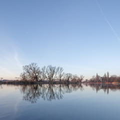 Flusslandschaft mit Spiegelung von Bäumen