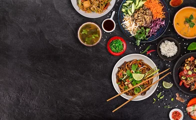 Photo sur Plexiglas Manger Fond de cuisine asiatique avec divers ingrédients sur fond de pierre rustique, vue de dessus.