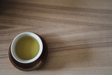 Chinesische Teetasse auf Holztisch