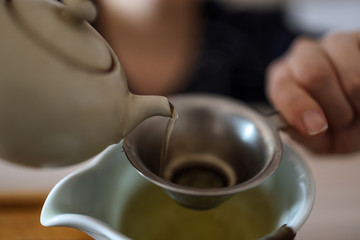 Teezeremonie - durch Sieb gegossener Tee