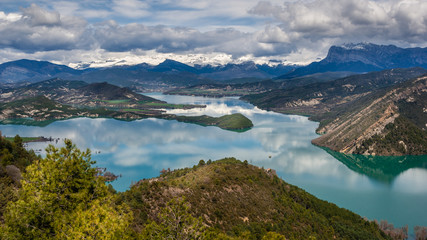 Fototapeta na wymiar Panorámica de lago con montañas al fondo