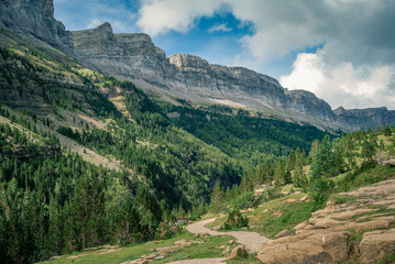 Obraz premium Vista panorámica del Valle de Ordesa con montañas