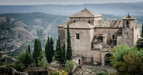 Panorámica de la iglesia de San Miguel Arcangel en Alquezar Huesca