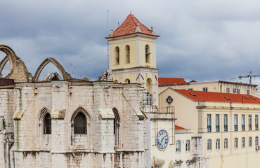 Obraz premium View of Convento da Ordem do Carmo from the elevator de santa justa or santa just a lift which was built in 1902 to connect lower streets. Lisbon, Portugal