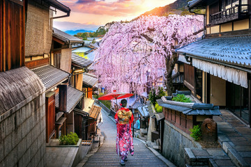 Fototapeta premium Kobieta ubrana w tradycyjne japońskie kimono spaceru w historycznej dzielnicy Higashiyama wiosną, Kioto w Japonii.