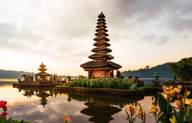 Papier Peint photo Lavable Bali Pura Ulun Danu temple panorama at sunrise on a lake Bratan, Bali, Indonesia
