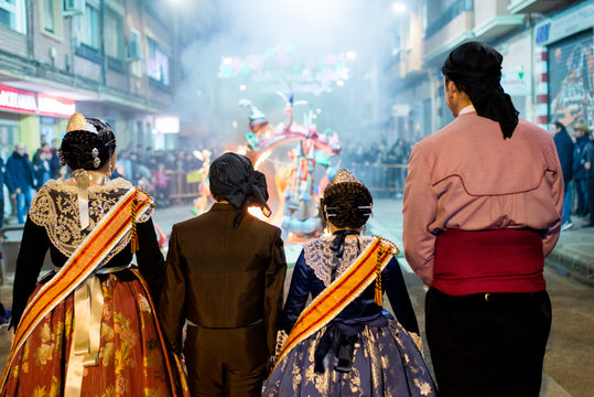 Falleros viendo quemar una falla de Valencia