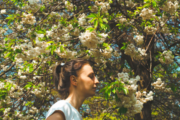 kobieta na tle wiosennego drzewa kwiatów