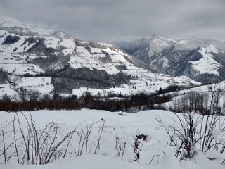  Bonito Paisaje de invierno en la montañas de los carpatos con árboles cubiertos de nieve en...