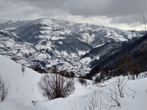 Ruman&iacute;a Transilvania  en temporada de invierno con casas montes y &aacute;rboles en el pueblo  de Parva. Paisajes de invierno