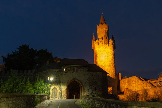Adolfsturm Burg Friedberg Hessen zur blauen Stunde beleuchtet
