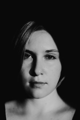 Fototapeta premium Junge Frau Portrait schwarz-weiß, dunkle Schatten