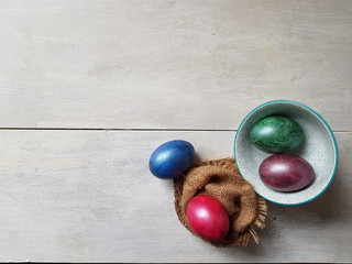 Obraz premium eggs colorful easter white wooden background