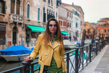 Obraz premium girl on Venice stress with Canal and city view 