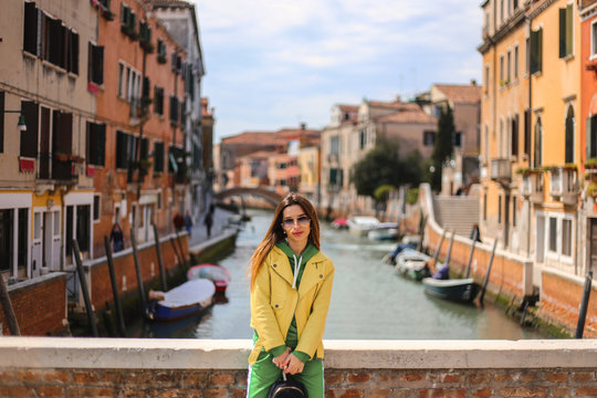 Fototapeta girl on Venice street with canal background. and streets 