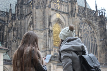 Fototapeta na wymiar Dziewczyny stoją w pobliżu katedry w Pradze
