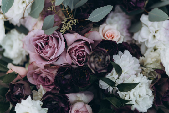 Wedding asymmetrical stylish bouquet with purple roses © Ekaterina Pichukova