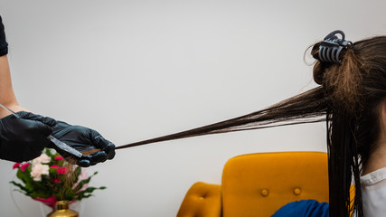 Zabieg keratynowy u fryzjera - Keratin treatment at the hairdresser © Tomasz