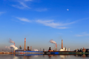 Naklejka premium A chemical plant against a blue sky