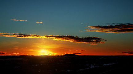 Naklejka premium Fiery orange sunset sky beautiful over sky in a beautiful sunset