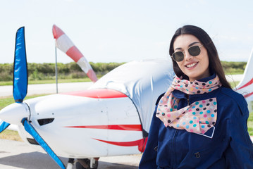 Obraz premium young woman aircraft pilot