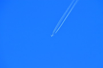 札幌上空を飛ぶ飛行機の風景