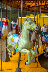 Fototapeta na wymiar rueda de la fortuna, juegos de fin de semana, caballos, gallos , amarillo