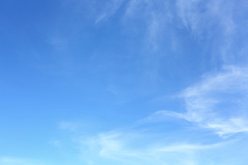 Obraz premium white cloud on blue sky weather background