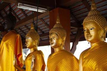 Obraz premium Many Buddha statue in lined enshrined within the temple for the worshipping of Buddhists.