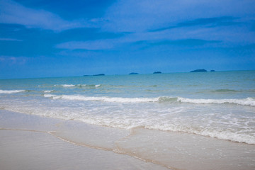Fototapeta na wymiar sea and beautiful beach in Thailand