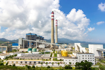 Obraz premium Coal-fired power plants under the blue sky white clouds